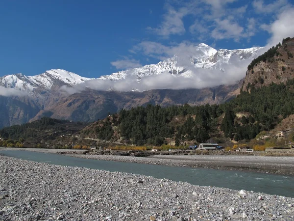 Río Marsyangdi, Khanti y Dhaulagiri — Foto de Stock