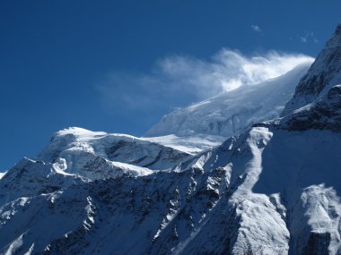 güçlü Rüzgar annapurna bir sırt üzerinde bulutlu