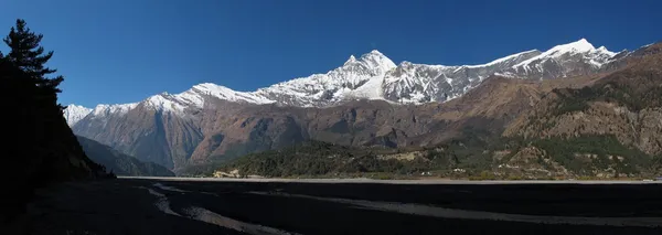 Vue de Dhaulagiri, sommet Tukuche et lit de la rivière Kali Ghandaki — Photo