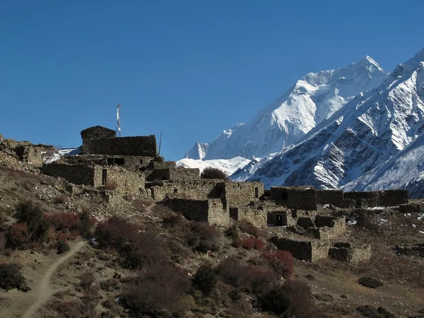 Antiguo pueblo en ruinas y Annapurna Dos — Foto de Stock