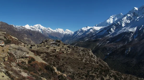 Bellissimo vecchio villaggio circondato da alte montagne — Foto Stock