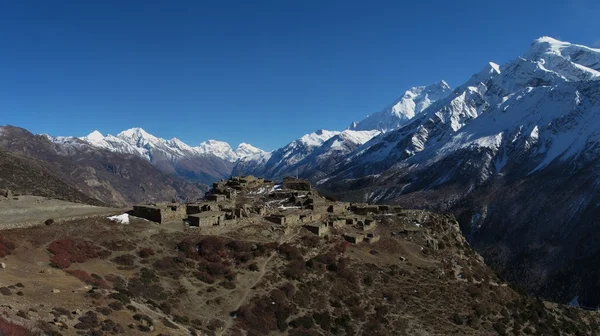 Villaggio in rovina vicino Manang e alte montagne . — Foto Stock