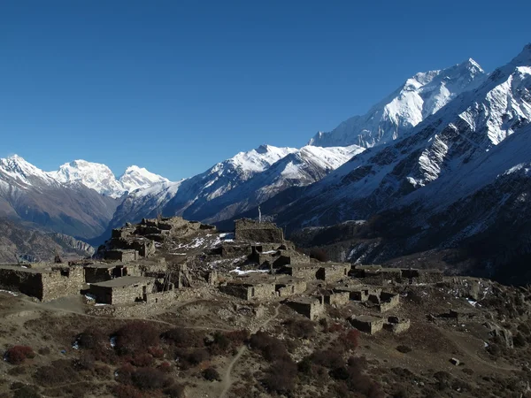 Aldeia velha arruinada e Annapurna Two, Nepal — Fotografia de Stock