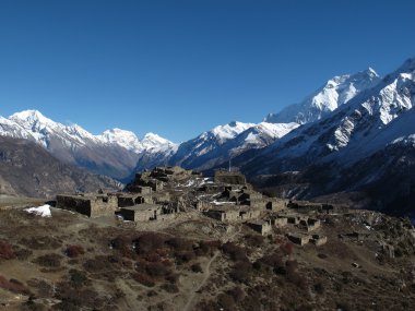 manang yakınlarında bir tepenin üzerinde güzel eski köy