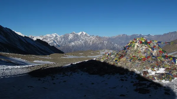 Prayer Flags on the Thorung La mountain pass — Stock Photo, Image