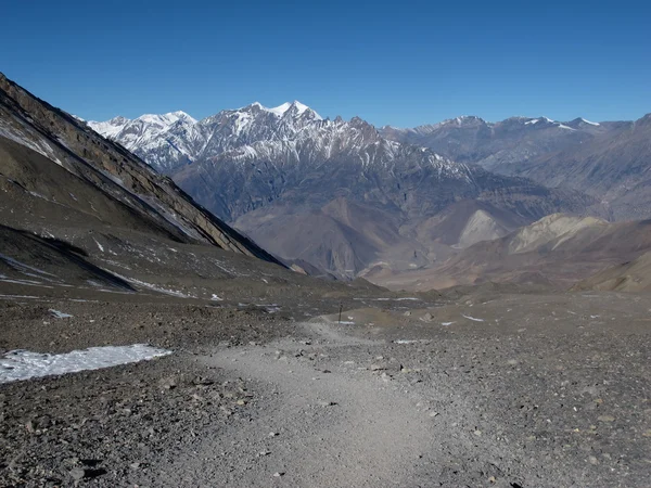 从 thorung 拉到脚路径传递给 muktinath，尼泊尔 — 图库照片