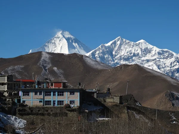 Pico Dhaulagiri y Tukuche, vista desde Muktinath — Foto de Stock