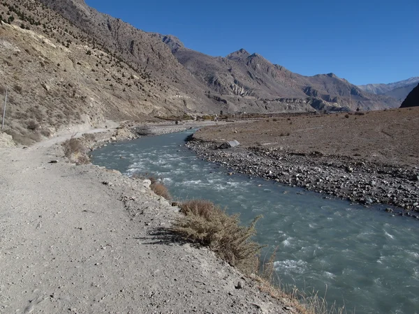 Rio Kali Ghandaki e estrada para Jomosom — Fotografia de Stock