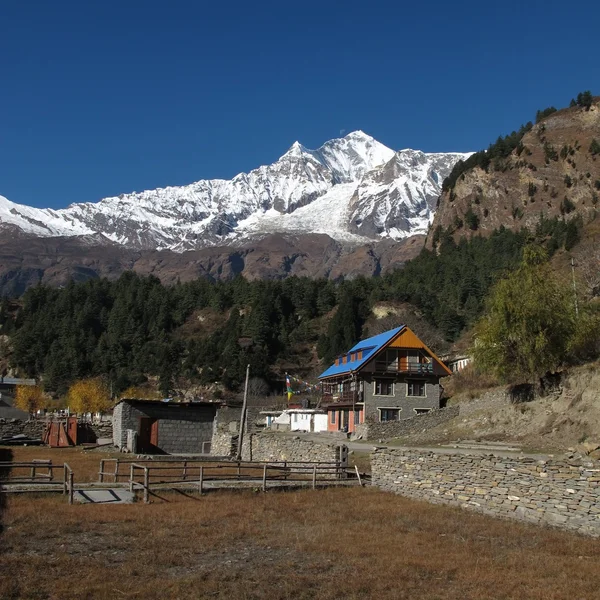 Dhaulagiri e piccolo villaggio, Nepal — Foto Stock