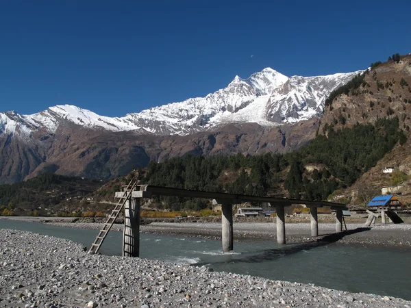 Río Kali Ghandaki, puente dañado y Dhaulagiri —  Fotos de Stock