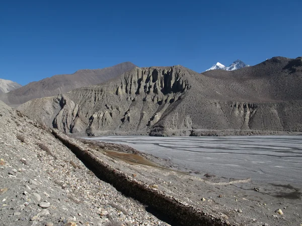 Riverbed of Kali Ghandaki river and limestone formation — Stock Photo, Image