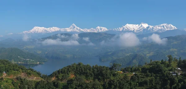 Lake Begnas Tal and snow capped Annapurna Range — Stock Photo, Image