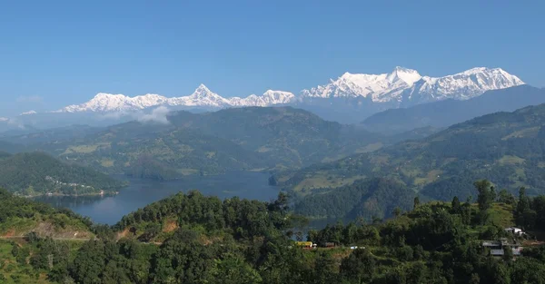 Lake begnas tal ve kar maskeli annapurna aralığı — Stok fotoğraf