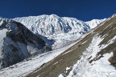 tilicho tepe ve ayak yolu tilicho göle giden