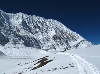 Ayak-yol Tilicho gölüne lider