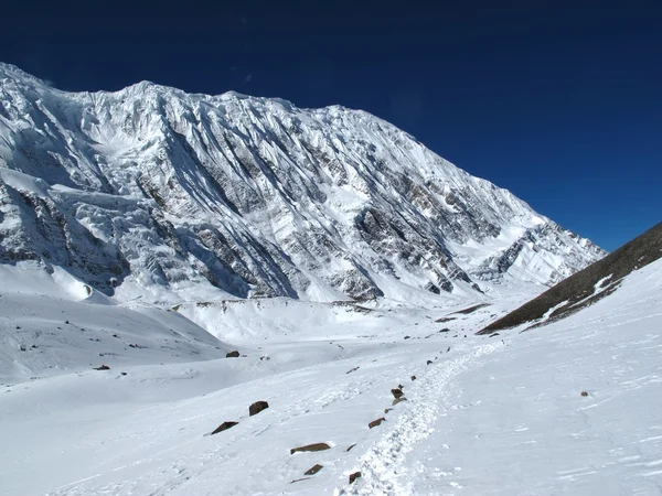 Tilicho tepe ve yaya yolu — Stok fotoğraf