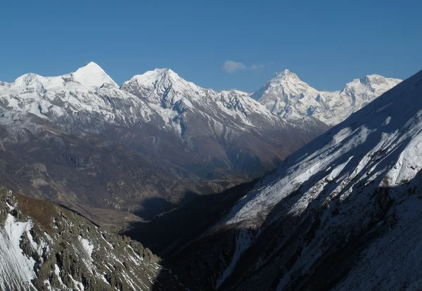 皮桑峰和其他高山的远景. — 图库照片