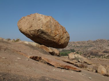 Büyük granit kaya Dengeleme