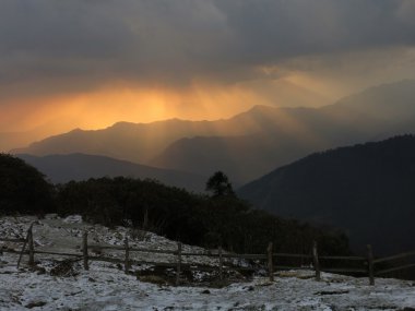 Güneş ışınları yalak kalın bulutlar breaking