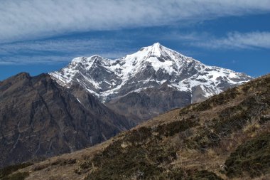 Nepal yüksek dağ.