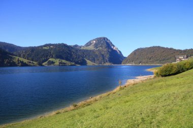 Mavi Göl Waegital ve İğrenç Aubrig Dağı.