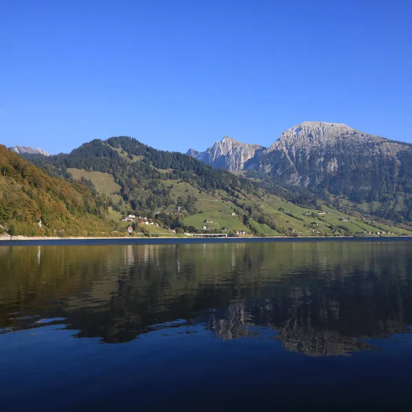 ワイゲタル湖を反映した山の風景 — ストック写真
