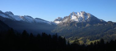Schwyz Kantonu 'ndaki Fluebrig Dağı ve diğer dağlar karla kaplı..