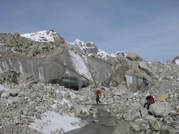 エベレスト ベース キャンプに行く途中のシーン — ストック写真