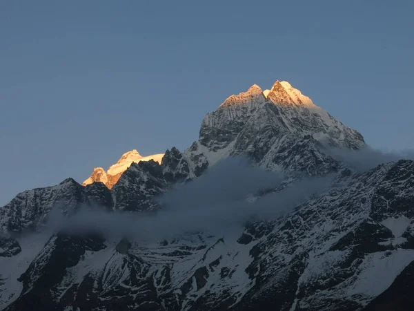 Ostatnie Słońce Dnia Dotykające Szczytu Góry Thamserku — Zdjęcie stockowe
