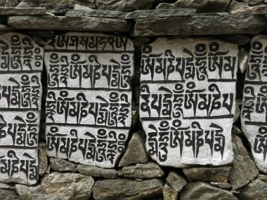 Mani duvarı, taşlara oyulmuş Budist mantra, Nepal.