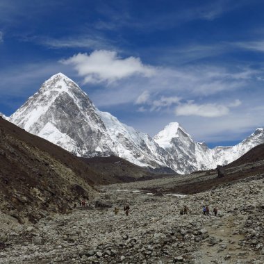 Pumo Ri Dağı ve yaya yolu..