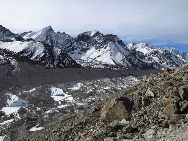 ゴラク シェップ付近のクムブ氷河と山 — ストック写真