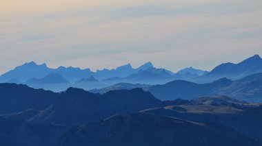 Bernese Oberland 'deki dağların mavi siluetleri..