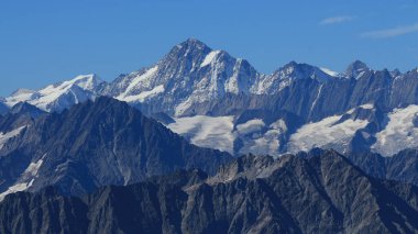 Titlis Dağı 'ndan görülen yüksek İsviçre Alpleri dağları.