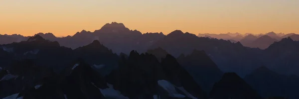 在崎岖的瑞士山上的金色晨光 — 图库照片