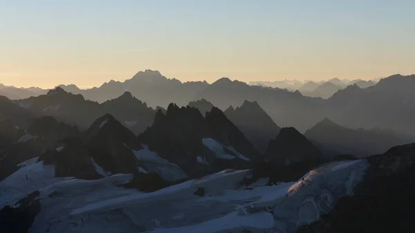 Ostré Hřebeny Fontány Údolí Při Východu Slunce Pohled Hory Titlis — Stock fotografie