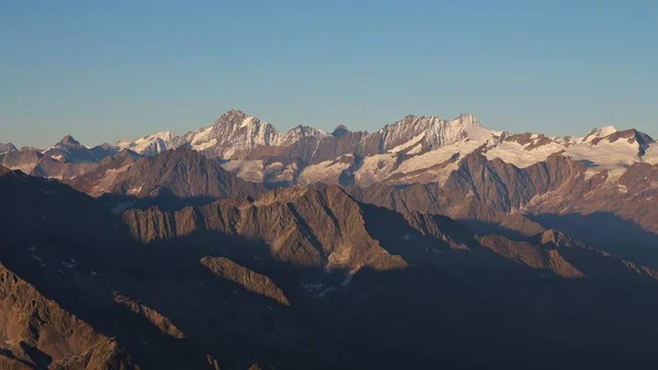 Gün Doğumunda Bernese Oberland Yüksek Dağlar — Stok fotoğraf