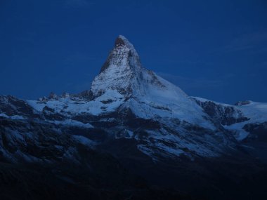 Mavi saatte Matterhorn Fluhalp 'tan görüldü..