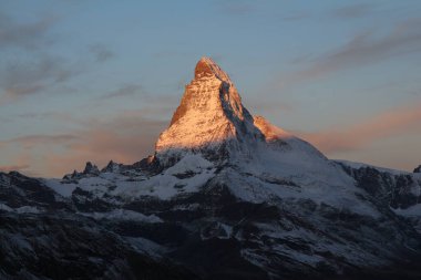 Matterhorn Dağı 'nın parlak zirvesi.