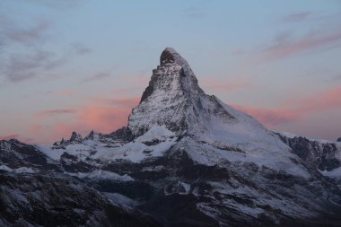 Eşsiz Matterhorn Dağı 'nın üzerinde pembe sabah gökyüzü.