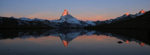 Bright Lit Top Mount Matterhorn Reflecting Lake Stellisee — 图库照片