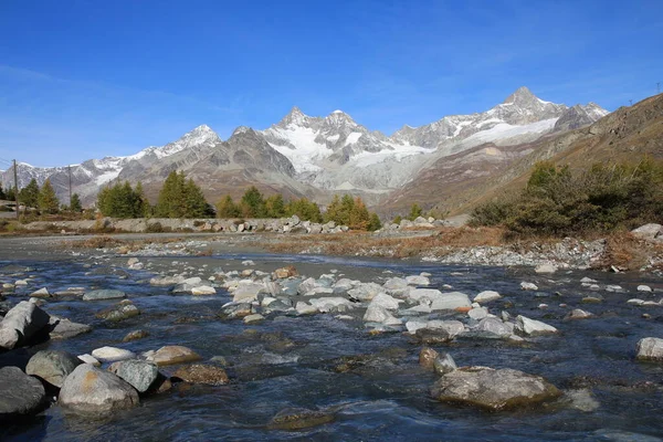 Bäck Och Höga Berg Zermatt — Stockfoto