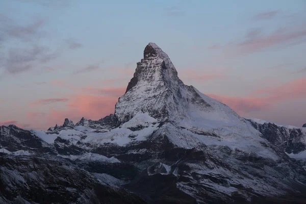 Eşsiz Matterhorn Dağı 'nın üzerinde pembe sabah gökyüzü.