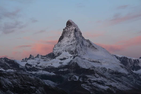 Eşsiz Matterhorn Dağı Nın Üzerinde Pembe Sabah Gökyüzü — Stok fotoğraf