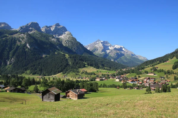 Gsteg備Gstaadと山 シュルホアとオルデホア — ストック写真