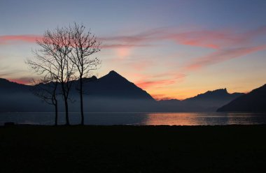 Thun Gölü 'nde günbatımı sahnesi.