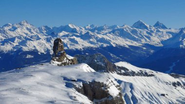 Diablerets Buzulu 'ndan çarpıcı bir görüntü.