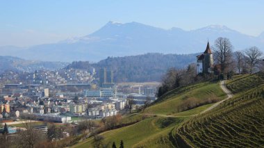 Mount Pilatus teleferiğinden Rigi Dağı 'na doğru bak. Schauensee Kalesi.