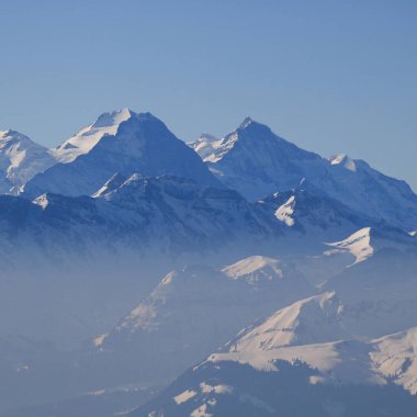 Ünlü dağ sırası Eiger, Monch ve Jungfrau kışın..