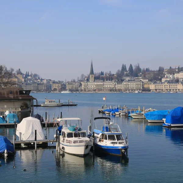 Perahu Nelayan Dan Pemandangan Jauh Rumah Rumah Tua Dan Hofkirche — Stok Foto